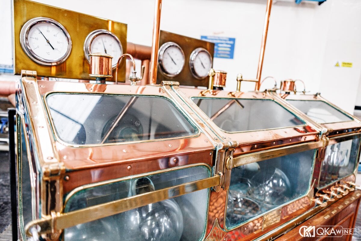 Két rượu bằng đồng và kính có gắn đồng hồ đo trong nhà máy whisky