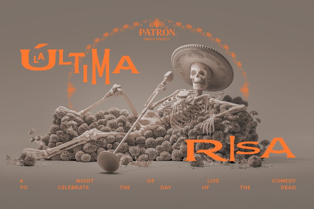 Ảnh quảng bá đêm hài La Última Risa của Patrón: bộ xương đội mũ sombrero cầm micro nằm trên đống hoa cúc vạn thọ
