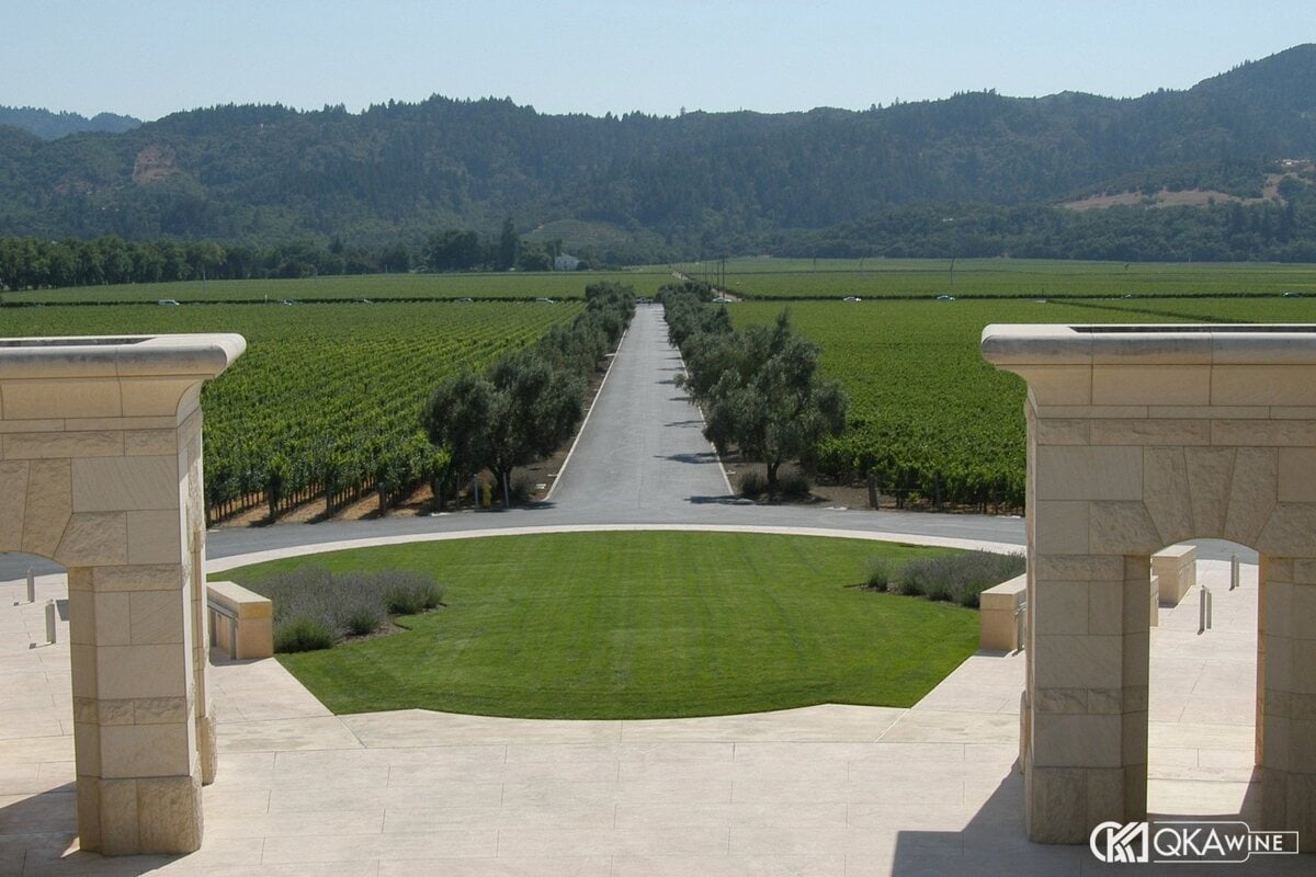Lối vào nhà rượu Opus One nhìn ra vườn nho ở Oakville, Napa