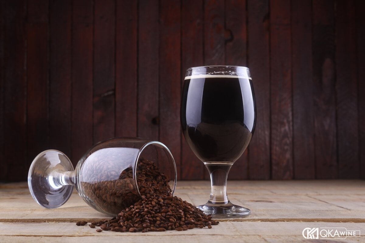 Ly bia đen cạnh chiếc ly đổ malt rang nâu sẫm