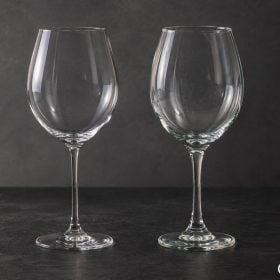 Ly pha lê mỏng cạnh ly thủy tinh dày dưới ánh sáng xiên