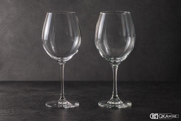 Ly pha lê mỏng cạnh ly thủy tinh dày dưới ánh sáng xiên