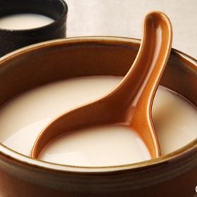 Bát gốm đựng rượu gạo Hàn Quốc makgeolli cùng muôi gỗ