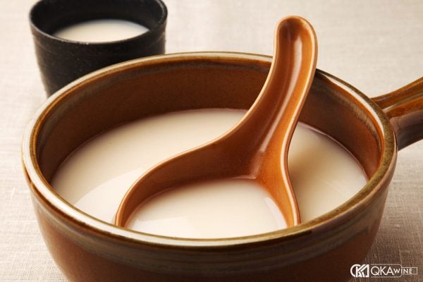 Bát gốm đựng rượu gạo Hàn Quốc makgeolli cùng muôi gỗ