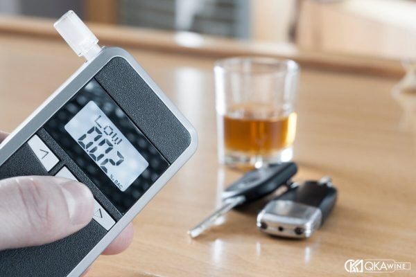 Máy đo nồng độ cồn cạnh ly rượu và chìa khoá xe