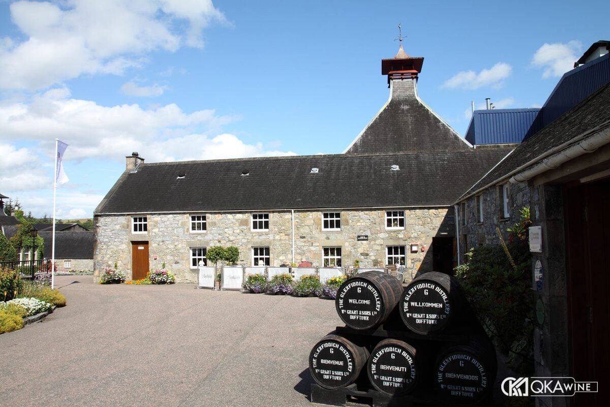 Lối vào nhà máy Glenfiddich ở Dufftown với các thùng in tên William Grant & Sons