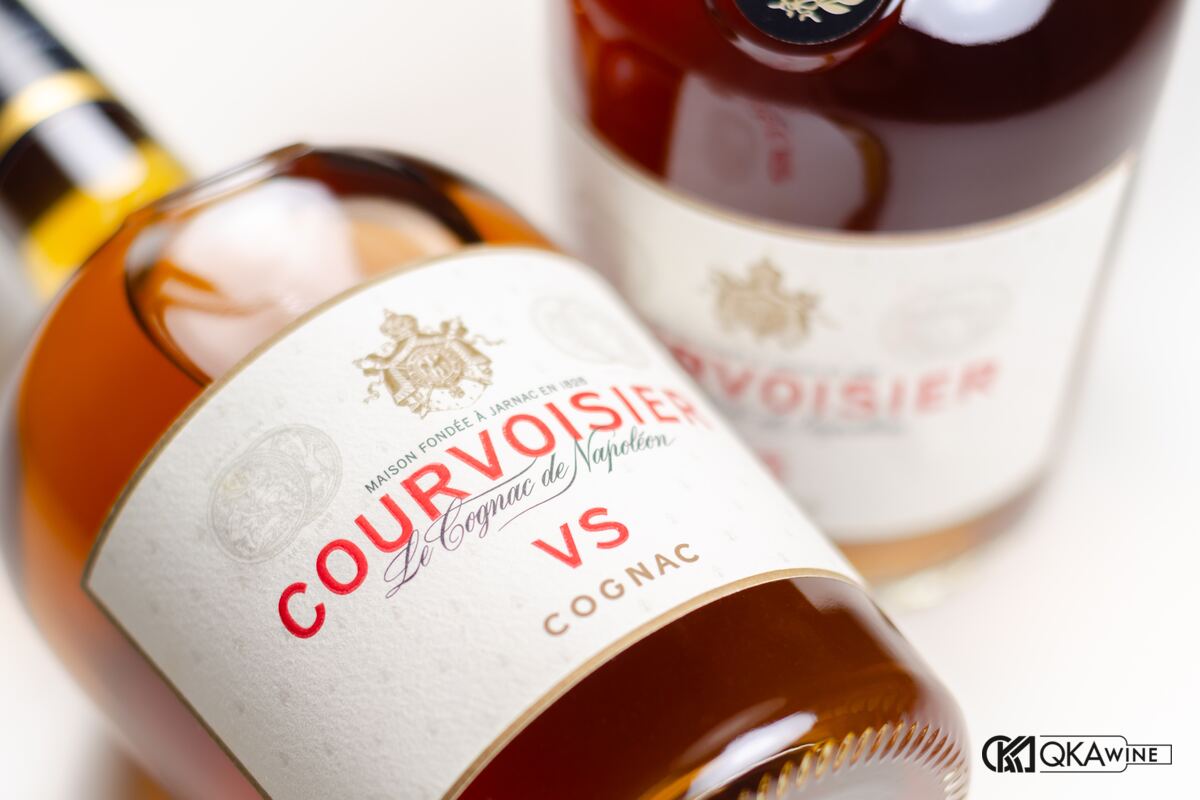 Nhãn trắng mới của Courvoisier VS, dòng xuất hiện trong phim Pass the Courvoisier
