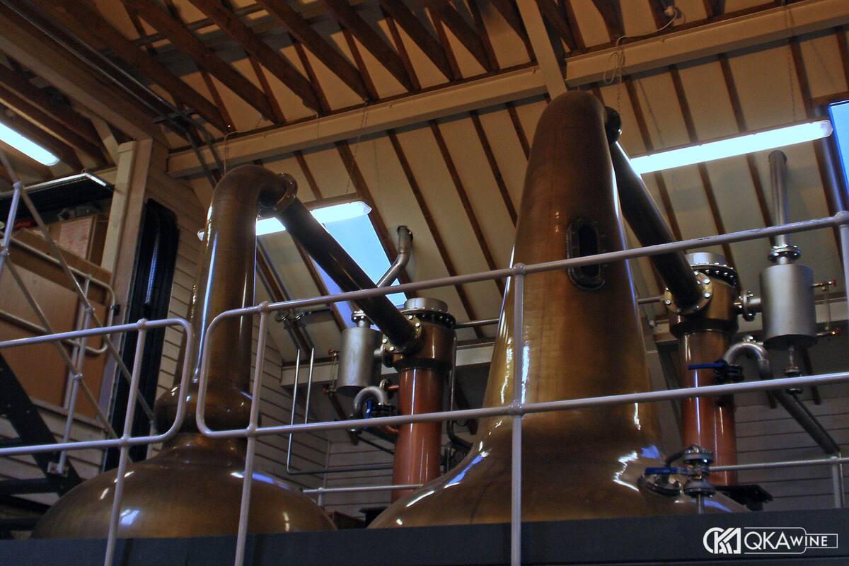Hai nồi chưng cất pot still bằng đồng tại Cotswolds Distillery, England