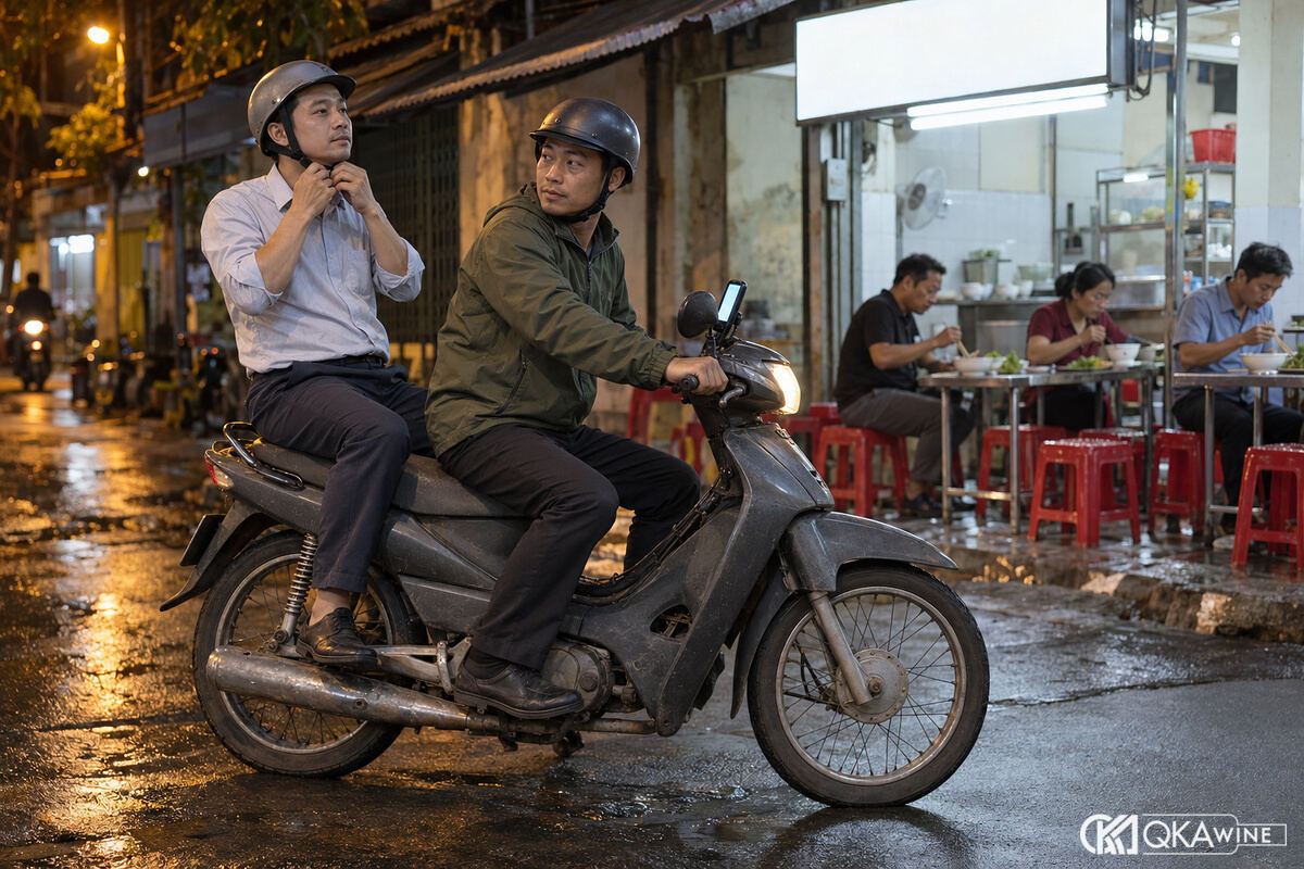 Người đội mũ bảo hiểm ngồi sau tài xế xe công nghệ