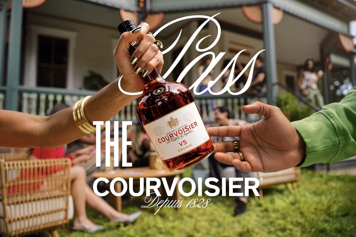 Ảnh chiến dịch Pass the Courvoisier: chai Courvoisier VS được chuyền tay trong buổi tiệc tại gia