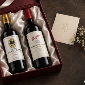 Cặp vang đỏ làm quà cưới trong hộp đôi cạnh thiệp trắng