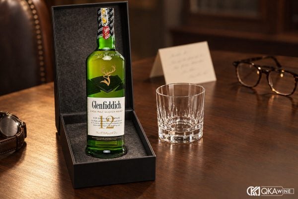Chai single malt làm quà sinh nhật cho chồng trong hộp mở