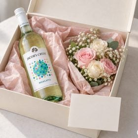 Hộp quà sinh nhật cho nữ có vang hồng và hoa