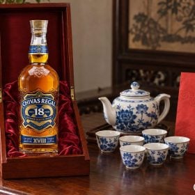 Chai whisky 18 năm làm quà tặng bố đặt trong hộp gỗ