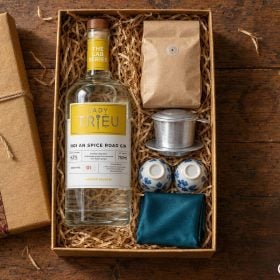 Hộp quà tặng người nước ngoài gồm gin, cà phê và lụa Việt