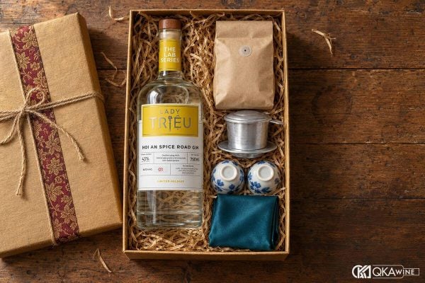 Hộp quà tặng người nước ngoài gồm gin, cà phê và lụa Việt