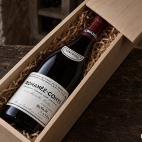 Chai Romanée-Conti nhãn trắng đánh số nằm trong hộp gỗ mở nắp