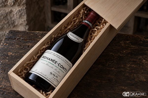 Chai Romanée-Conti nhãn trắng đánh số nằm trong hộp gỗ mở nắp