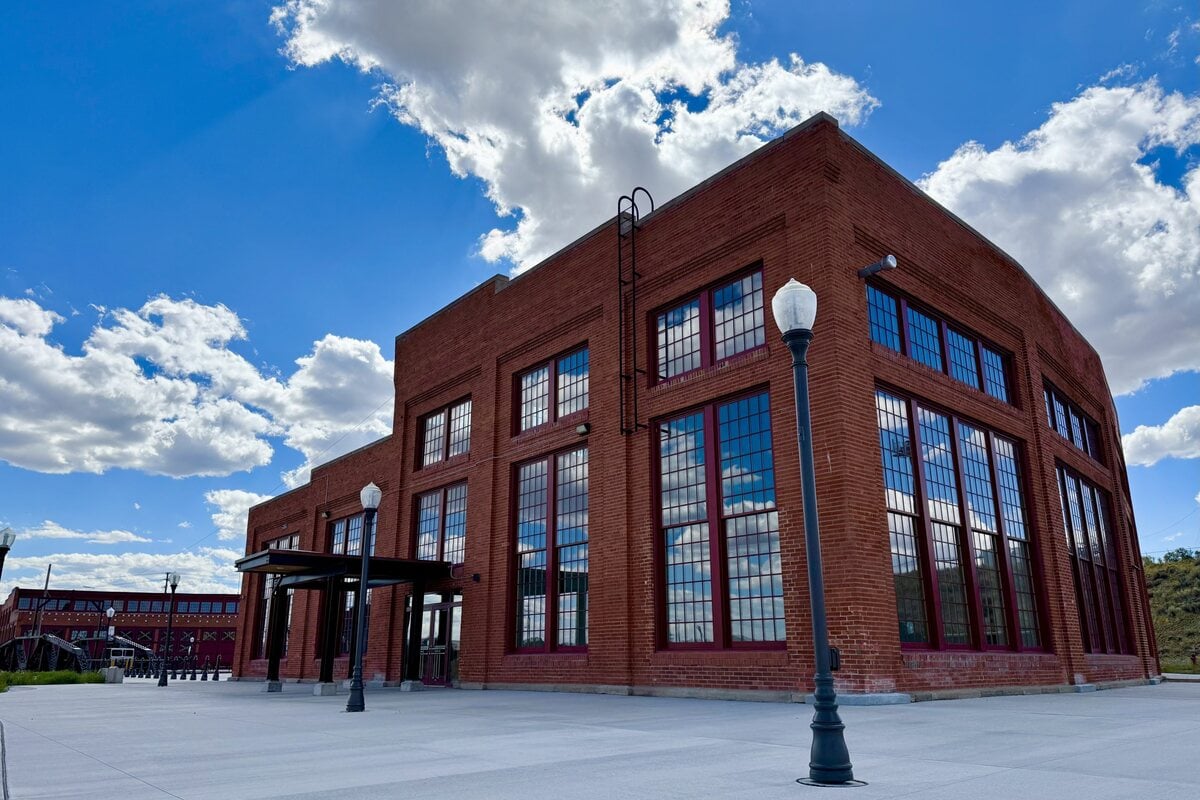 Nhà xưởng đầu máy Roundhouse bằng gạch đỏ ở Evanston, Wyoming, cơ sở mới của Alpine Distilling