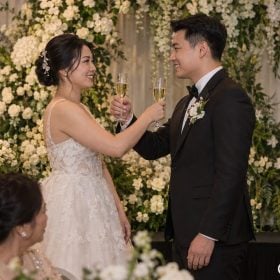 Cặp đôi Việt vòng tay uống rượu giao bôi trên sân khấu