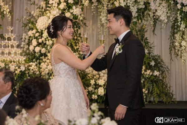 Cặp đôi Việt vòng tay uống rượu giao bôi trên sân khấu
