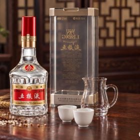 Chai rượu Ngũ Lương Dịch nắp đỏ cạnh hộp và hai chén sứ