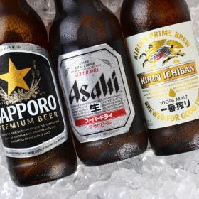 Ba chai bia Sapporo, Asahi và Kirin Ichiban nằm trên đá
