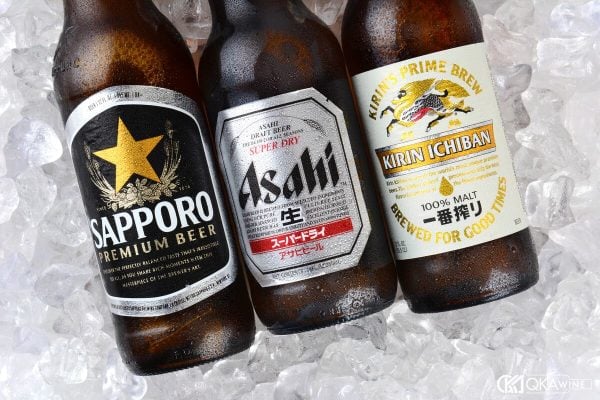 Ba chai bia Sapporo, Asahi và Kirin Ichiban nằm trên đá