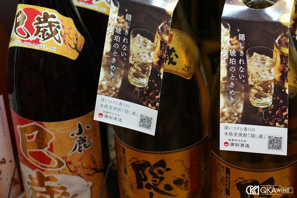 Chai shochu lúa mạch nhãn chữ Nhật có thẻ treo trên kệ