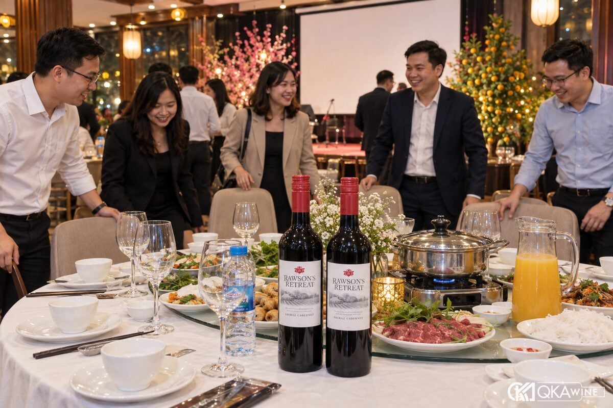 Đồng nghiệp vào bàn tiệc tất niên công ty, trên bàn có hai chai vang Rawson's Retreat