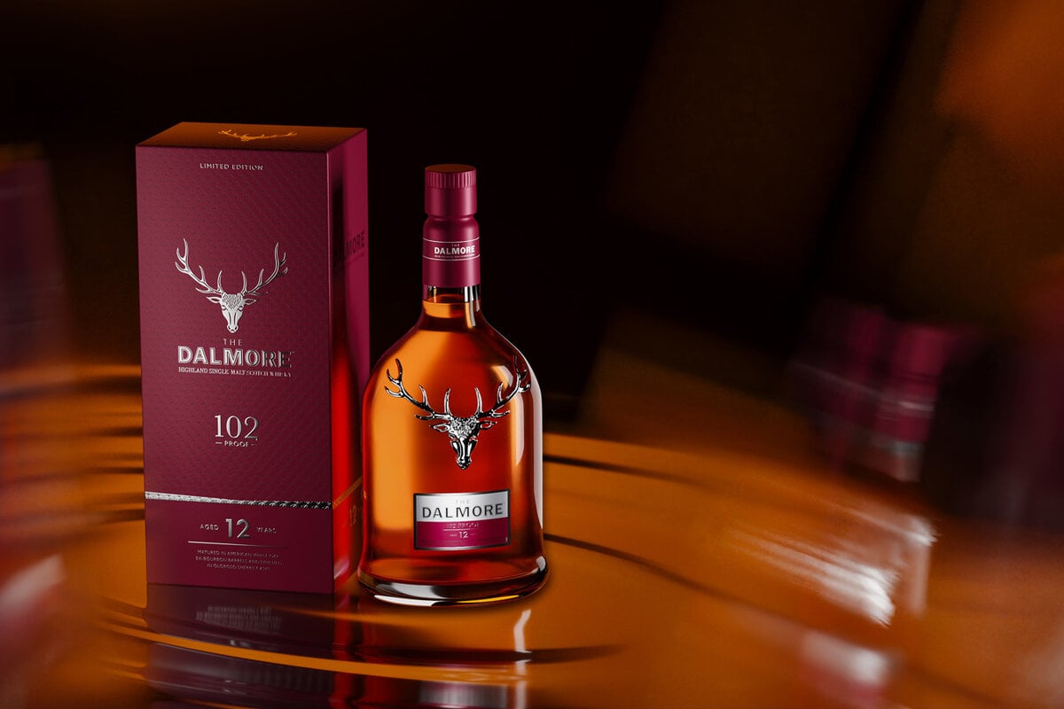 Chai The Dalmore 102 Proof Aged 12 Years với biểu tượng đầu hươu bạc và hộp giấy đỏ rượu vang ghi Limited Edition